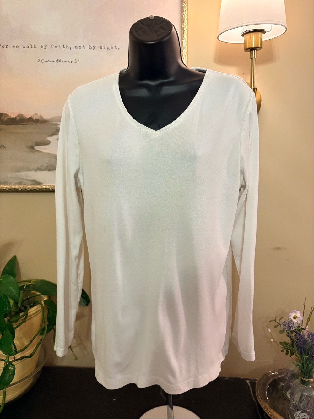 Chico's White V-Neck Long Sleeve Tee